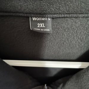 Women’s fleece zip up jacket. No brand name. Womens 2XL. Good condition